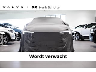 Volvo V90 T6 Plug-in hybrid AWD Ultra Dark | Panoramisch schuif-/kantel dak | Luchtvering | Head-Up Display | Elektrisch verstelbare stoelen met memory functie | 360 graden camera | Semi-elektrische trekhaak | Stuur/Stoelen verwarmbaar | Gelaagde ruiten | Sfeerverlichting | 19'' Lichtmetalen velgen | Zonneschermen zijruiten achter