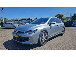 Volkswagen Golf 1.5 TSI Oranje Edition Climate Control | Camera | Parkeersensor Voor & Achter | Apple Carplay / Android Auto | Stoelen Voor & Stuurwiel Verwarmd | LMV 18"