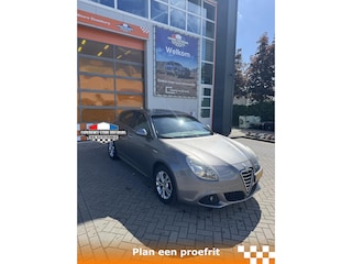 Alfa Romeo Giulietta 1.4 T Distinctive Stap in, voel de Alfa-beleving. Voorzien van o.a.: Carplay, Leder, Stoelverwarming, Parkeersensoren en Automaat