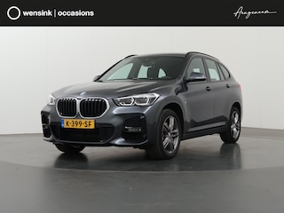 BMW X1 sDrive20i High Executive M-Pakket | Trekhaak Afneembaar | Sportstoelen | Adaptieve Cruise Control | DAB  | Achteruitrijcamera | HUD | Navigatie | Stoelverwarming | Verwarmbaar stuurwiel | LED |