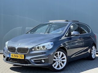 BMW 2-serie Tourer BWJ 2015 218i Luxury Line M AFN. TREKHAAK / PANORAMA / LEDER / ELEK. ACHTERKLEP / HEAD UP DIS. / STOELVERW. / NAVI / CRUISE / BLUETOOTH / 18 INCH LMV / MULTIFUNCT. STUUR