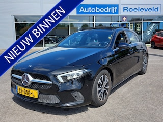 Mercedes-Benz A-klasse 180 136pk Automaat Business Solution | 1ste Eigenaar | Navi | Apple Carplay | Clima | Cruise | Panorama Schuifdak | Led Koplampen | Stoelverwarming | Pdc V+A+Assist+Camera | Trekhaak | 16''lm