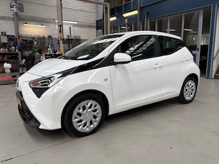 Toyota Aygo 1.0 VVT-i 72pk 5D x-play | Navigatie | Camera | Apple carplay / Android auto | Airco | NAP | Rijklaar prijs!