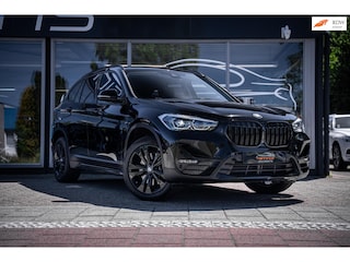 BMW X1 SDrive20i High Executive|Black on Black|HUD|LED|Ambie light|Stoelverw|Half Leder