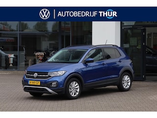 Volkswagen T-Cross 1.0 TSI Life 95PK / 70kW, NL auto dealeronderhouden 1e eigenaar, privacy glas, dodehoekdetectie (side assist), adaptieve cruise control (acc), parkeersensoren voor en achter (pdc), comfortstoelen met lendesteun, Apple Carplay / Android Auto, elektrisch verstel- en verwarmbare buitenspiegels, radio, 16" LMV, licht en regensensor, reservewiel, airco