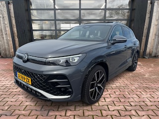Volkswagen Tiguan 1.5 eTSI R-Line Business | Pano | Trekhaak | Stoelverwarming | ACC | HUD |