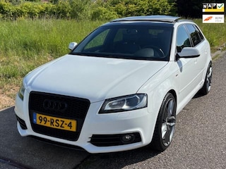 Audi A3 Sportback 2.0 TFSI Quattro Automaat S-Line ECC Sportstoelen LMV 19" Navigatie Panoramadak Leder/Stof Dealeronderh. Nw Apk!