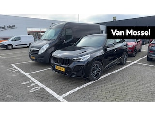 BMW X1 xDrive25e | VERWACHT | M-SPORT | LEDER | HEAD UP DISPLAY | NAVIGATIE | ACHTERUITRIJCAMERA | SPORTSTOELEN | WEGKLAPBARE TREKHAAK | CLIMATE CONTROL | STOELVERWARMING | DODENHOEK ASSISTENT | LED KOPLAMPEN | ELEKTRISCHE ACHTERKLEP |