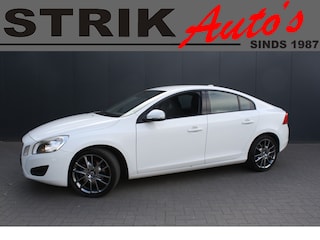 Volvo S60 1.6 T4 180PK NAVIGATIE - TREKHAAK - PDC - 18" VELGEN