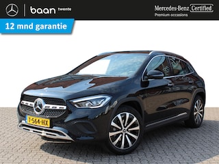 Mercedes-Benz GLA 180 Premium Luxury Line Automaat | Distronic | Achteruitrijcamera | Spoorassistent | Panoramadak | Trekhaak | Stoelverwarming