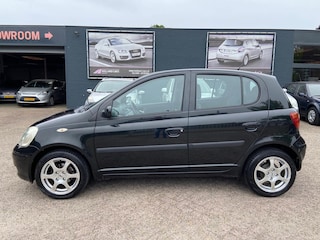 Toyota Yaris 1.3 VVT-i Sol 5-deurs - Elektrisch pakket - L.m velgen - Trekhaak - Apk t/m 31-05-2026