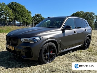 BMW X5 xDrive45e M-SPORT SPECIAL ED | ALLE OPTIES! | PANO | COMFORT SEATS + MEMORY | LASER LIGHT | TV ACHTER | STOELVERW + VERKOELING | EL. TREKHAAK | BLACK-PACK | ADAPTIVE CRUISE | LUCHTVERING | DEALER ONDERHOUDEN! | PERFECTE STAAT!