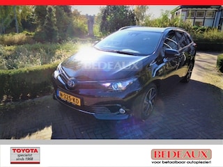 Toyota Auris 1.8 Hybrid CVT Dynamic Team bij Toyota specialist, rijklaar met 12 maanden Bovag garantie !