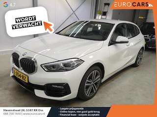 BMW 118i Business Edition Plus Climate control Naviatie Cruise control LED Parkeersensor achter Appel Carplay/ Android Auto