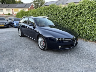Alfa Romeo 159 Sportwagon 2.0 JTD TI | Navi | Xenon | Leer | BOSE | Autom. Airco | Cruise Control | LMV | PDC | APK tot 17-09-2025!