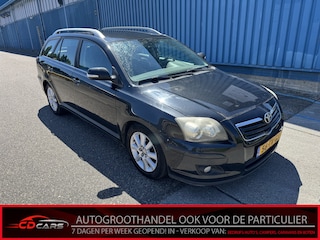 Toyota Avensis Wagon 2.0 VVTi Luna Clima, Radio, Cruise control, Lichtmetalen velgen Bij de verkoop van gebruikte voertuigen door CD-Cars wordt geen standaard garantie verstrekt. De koper aanvaardt het voertuig in de staat waarin het zich bevindt op het moment van aankoop, in