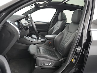 BMW iX3 AUT. 286pk 80kWh Pano/Schuif-Kant-Dak Leder+elektr.SportStoel+Verwarmd M-Sport-St+ M-Aeropack 20"Lmv Apple Android Carplay WiFi Harman-Kardon-Surround LED-Adapt. Pdc Park-Assist+ High Executive Driving-Assist-Pro Connected-Pack-Pro Digital-Key Elektr.-A-Klep Cockpit-Live-Pro 3-zone Ecc Hemel-Zwart Head-up display Live-Cockpit-Pro Akoustiekglas DAB Driving assistant Uitwijk-Aassistent Verkeersbord detectie Exterior-Line Snelladen tot 150kWh/11kwh 3-fase €72500 nieuwprijs Orig.NLse auto