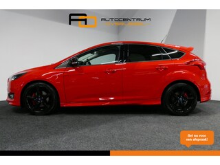 Ford Focus 1.5 Red Edition / Orig. Nederlands / Speciale uitvoering / Black Style / Navigatie / Cruise Control / 18'' LMV / Sportstoelen / Parkeerassistent / Parkeersensoren v+ a / Buitenspiegels elektr. inklap- & verwarmbaar / Airco / Dakspoiler / Privacy glas / Best. stoel in hoogte verstelbaar / Racing Red