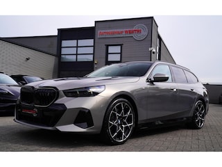BMW i5 eDrive40 M-pakket | Iconic Glow | Stoelkoeling | Panorama | BMW Driving Assistant| Harman/Kardon | 340PK | Swarovski |