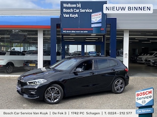 BMW 118i Executive Edition / NL-Auto / Dealer-Onderhouden / Cruise-Control / Climate-Control / Apple-Carplay & Android-Auto / Afneembare-Trekhaak / Sportstuur & Sportstoelen / DAB Radio-Bluetooth / Navi / LED / PDC V+A met Camera / 17'' LMV / ENZ.