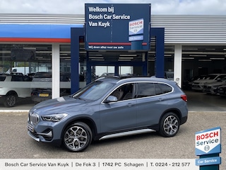 BMW X1 sDrive20i Business Edition Plus / Automaat / NL-Auto / Dealer-Onderhouden / Vol-Leder / Stoelverwarming / Open-Panodak / Cruise-Control / Head-Up-Display / Elektr.-Achterklep / DAB Radio-Bluetooth / Navi / LED / PDC V+A met Camera / 18'' LMV / ENZ.