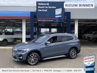 BMW X1 sDrive20i Business Edition Plus / Automaat / NL-Auto / Dealer-Onderhouden / Vol-Leder / Stoelverwarming / Open-Panodak / Cruise-Control / Head-Up-Display / Elektr.-Achterklep / DAB Radio-Bluetooth / Navi / LED / PDC V+A met Camera / 18'' LMV / ENZ.