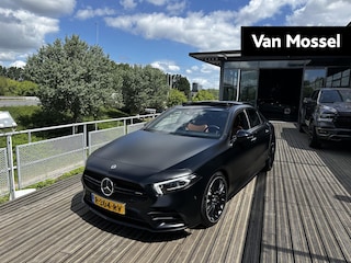 Mercedes-Benz A-klasse 35 4MATIC Premium Plus | DESIGNO MAGNO ZWART | 19 INCH MULTISPAAK | PANORAMA/SCHUIF-KANTELDAK | MULTIBEAM | KEYLESS | HEAD-UP | RIJ-ASSISTENTIE PAKKET | NL AUTO | 1E EIGENAAR |