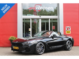 BMW Z4 Roadster sDrive20i HIGH EXECUTIVE 197PK AUTOMAAT | M-50 JAHRE UITVOERING | LEDEREN BEKLEDING (VERNASCA COGNAC) | 19" LICHTMETALEN VELGEN | NAVIGATIE | DRAADLOZE APPLE CARPLAY/ANDROID AUTO | KLASSE 3 ALARM | M SPORTREMMEN | COMFORT ACCESS | M-SPORT GORDELS | BMW ADAPTIEVE LED KOPLAMPEN | ACHTERUITRIJ CAMERA | RIJASSISTENT PARKEERHULP VOOR EN ACHTER | HARMAN-KARDON AUDIO SYSTEM | SHADOW LINE PAKKET | BMW LIVE PROFESSIONAL DASHBOARD | STOELVERWARMING | DAB+ RADIO | SFEER VERLICHTING |