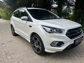 Ford Kuga 1.5 ST Line met slechts 29.827km