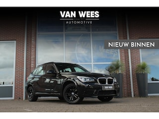 BMW X1 E84 sDrive20i High Executive M-sport | M-pakket | Automaat | NL auto | 184 pk | Dakraam | Leer | Navi | Xenon | 17 inch | PDC | Cruise control | Stoelverwarming | ➡️