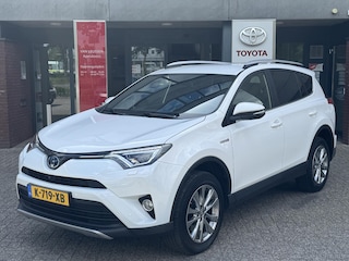 Toyota RAV4 2.5 Hybrid EXECUTIVE TREKHAAK STOEL/STUURVERW 360˚CAMERA LEER EL-ACHTERKLEP BLUETOOTH CLIMA AD-CRUISE PARK-SENSOREN 18'' LM-VELGEN EL-STOEL