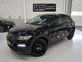 Volkswagen T-Roc 1.5 TSI Sport Triple Black Airco-ecc App connect Navigatie 19 inch Zwarte sportvelgen Apk nieuw Boekjes aanwezig Nette staat Stoelverwarming PDC ACC Adaptieve Cruise Control