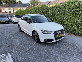 Audi A1 1.6 TDI Ambition Pro Line | Xenon | Navi | Competition Kit | Autom. Airco | LMV | PDC | Sportstoelen | Stoelverwarming | Nieuwe APK | Hemelvaartsdag open op afspraak!!