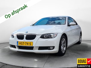 BMW 3-serie Coupé 320i (170 PK) Dealer-Onderh. Young-Timmer. BOVAG-Garantie. Half-Leer, Navigatie, Cruisecontrol, Parkeersensoren, Stoelverwarming, Bluetooth, Lm-Velgen-16Inch, Privacy-Glas