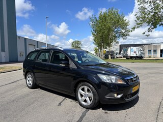 Ford Focus Wagon 1.6-16V Comfort 101 PK. Mooie en goed onderhouden auto van de tweede eigenaar !!! Distributieriem en waterpomp vervangen bij 193.000 KM in 2021 !!