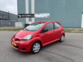 Toyota Aygo 1.0-12V Cool 5-Deurs 68 PK. Zeer betrouwbare en zuinige auto van de tweede eigenaar !!!
