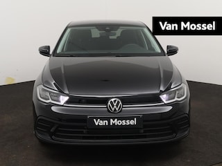 Volkswagen Polo 1.0 TSI Life Edition 95 PK | Draadloze Apple carplay | Achteruitrijcamera  | Parkeersensoren | Travel Assist | LED Verlichting | 15" inch "Essex" LMV |