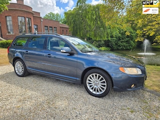 Volvo V70 2.5T Momentum 5 cilinder 200 PK 147 KW Airco Leer Navi Trekhaak elektrische achterklep.