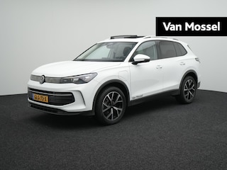 Volkswagen Tiguan 1.5 eHybrid Life Edition | Automaat | Navigatie | Apple carplay | Adaptive cruise control | Panoramisch dak | Parkeersensoren | Achteruitrij Camera | Climate control | Elektrische achterklep | Park Assist