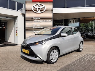Toyota Aygo X-PLAY 5-DEURS CAMERA AIRCO BLUETOOTH HANDFREE BELLEN STUURWIELBEDIENING
