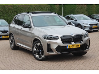 BMW iX3 Executive 80 kWh / SOH 99% / Trekhaak / Panoramadak / Camera / Leder / 20'' / DAB / Sfeerverlichting / Stoelverwarming / Cruise Control