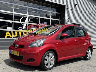 Toyota Aygo 1.0-12V Red - 5Drs I Navigatie / Apple Carplay I Airco I 1/2Leer I Comfort pakket I Sport velgen I Dealer onderhouden
