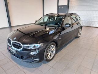 BMW 3-serie Touring 320e Climate control Adaptive cruise control Parkeersensoren Navigatie LED Apple Carplay/ Android Auto