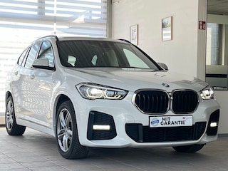 BMW X1 xDrive25e M-SPORT ** LED, NAVI+, HALF-LEDER, PRIVACY, 18-inch LMV & 4-SEIZOEN BND ** 1e EIG - UNFALLFREI ** ** INFORMEER OOK NAAR ONZE AANTREKKELIJKE FINANCIAL-LEASE TARIEVEN **