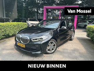 BMW 118i Business Edition Plus | WORDT VERWACHT | NAVIGATIE | APPLE CARPLAY | SFEERVERLICHTING | LEDEREN STOELEN | PARKEERSENSOREN | LED VERLICHTING |