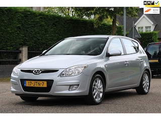 Hyundai i30 2.0i Style | CLIMA | CRUISE | 1500 KG TREKGEWICHT | TREKHAAK | MOOIE GOED ONDERHOUDEN AUTO |