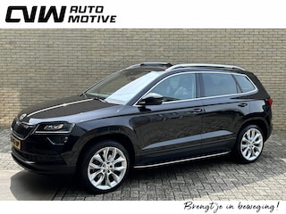 Skoda Karoq 1.5 TSI 150pk Automaat | Panoramadak | Lederen bekleding | Adaptieve cruise | Lane assist | Dodehoek detectie | Trekhaak | 19 inch lichtmetalen velgen | Apple CarPlay | LED | DAB | Keyless | Volledig onderhouden