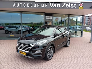 Hyundai Tucson 1.6 T-GDI 4WD Comfort Automaat, Airco(Automatisch), Carplay/Android auto, Navigatie, Panorama schuifdak, Stoelverwarming, Stuurwiel verwarmd, Parkeersensoren, Camera, Elektrische ramen en spiegels, Goed onderhouden nette auto, BOVAG