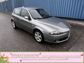 Alfa Romeo 147 1.6 T.Spark Progression Clima, Cruise control, Radio, Mistlamp, Lichtmetalen velgen Bij de verkoop van gebruikte voertuigen door CD-Cars wordt geen standaard garantie verstrekt. De koper aanvaardt het voertuig in de staat waarin het zich bevindt op het moment van aankoop, in