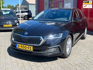 Skoda Octavia Combi 2.0 TDI 150pk Greentech Style Automaat / 17" met allseasons / Trekhaak / Keyless / Apple / Android auto /